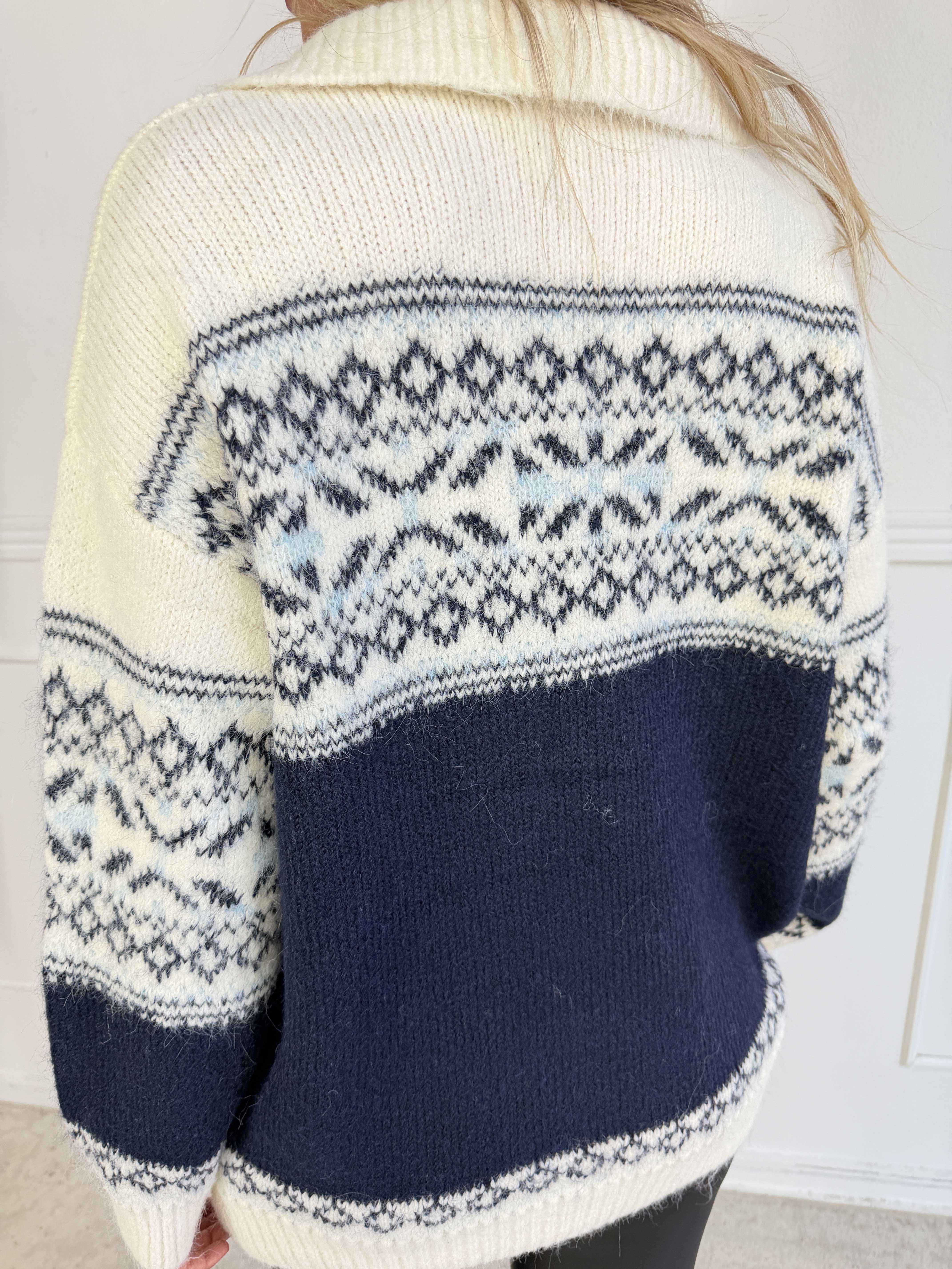 Asta - Varm och skön stickad tröja med snyggt mönster, fin krage och dragkedja i halsen